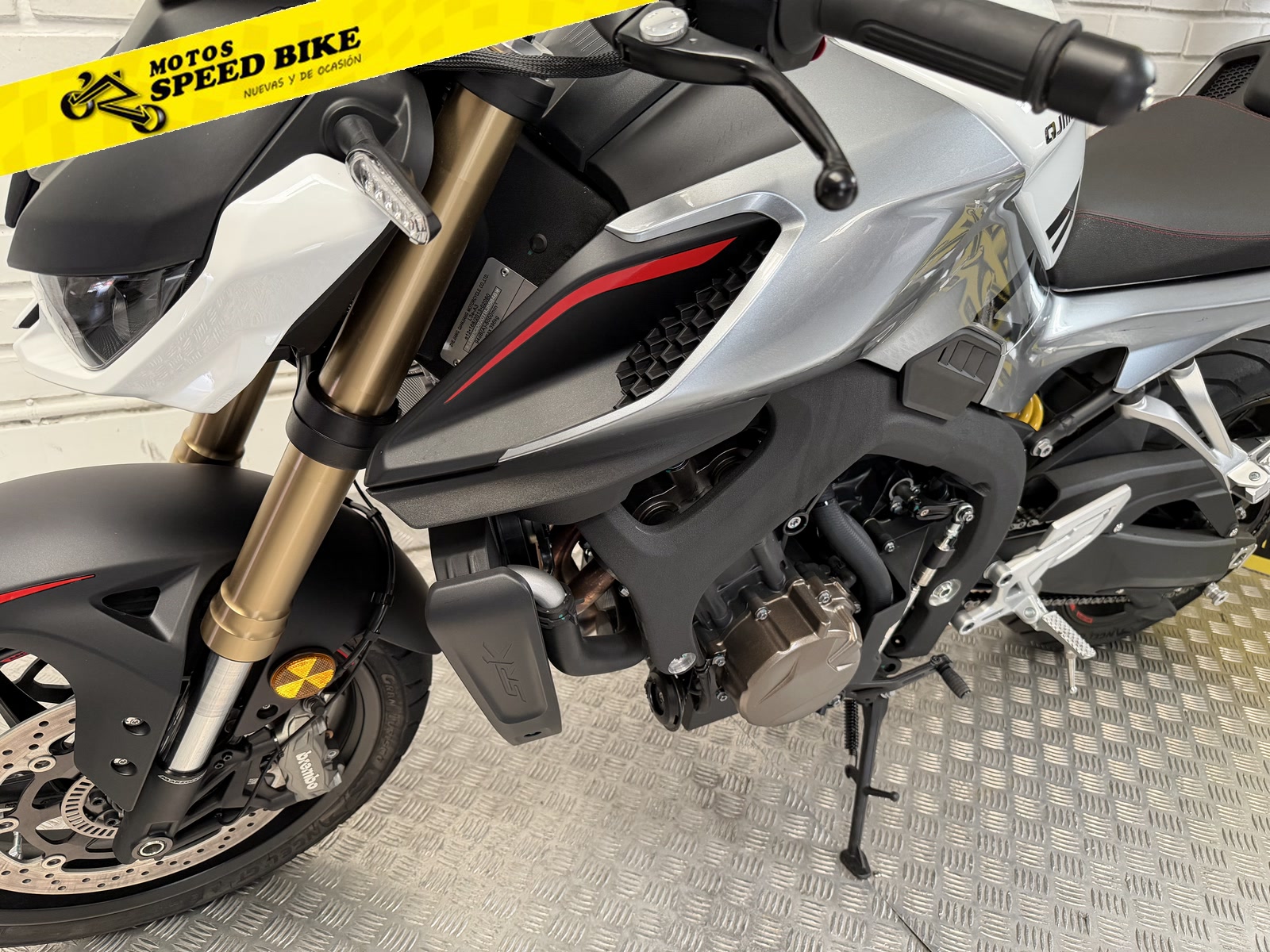 QJ Motor SRK 800 R de ocasión en Madrid - imagen 20
